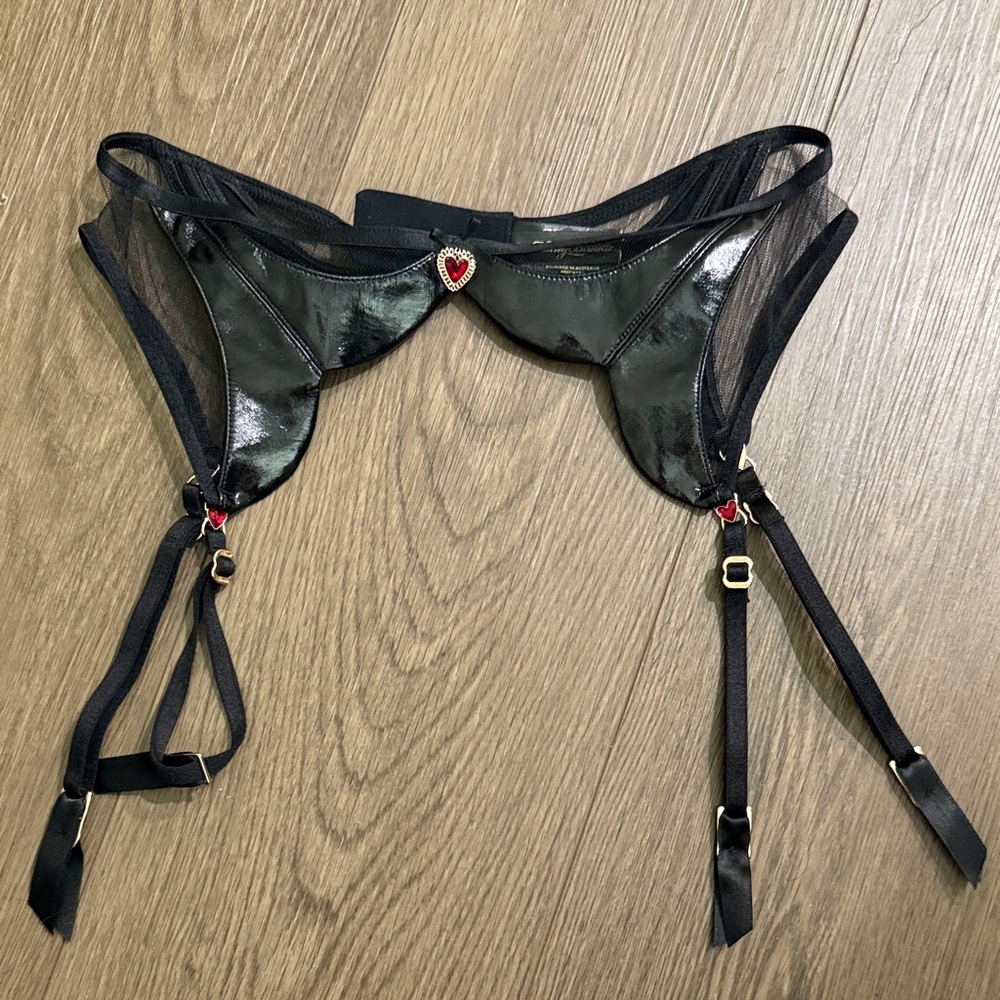 Black Heart-Embellished Women's Accessory